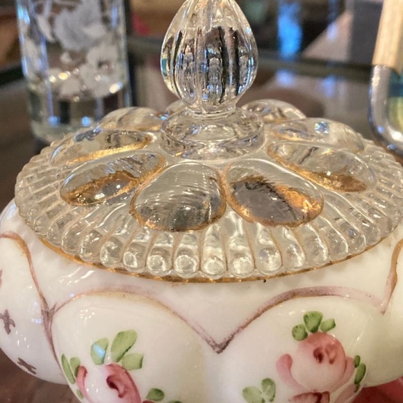 Fenton Charleton powder box with rose painted rose and gold trim - Picture 2 of 3